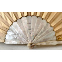 Abanico de seda y nácar pintado a mano. Mitad Siglo XIX.