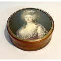 Caja tabaquera carey rubio con miniatura, retrato de señora. Francia, finales del Siglo XVIII.
