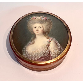 Caja tabaquera carey rubio con miniatura, retrato de señora. Francia, finales del Siglo XVIII. 2