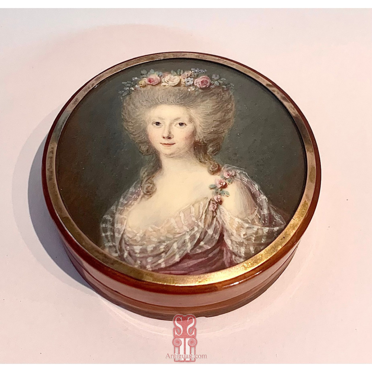 Caja tabaquera carey rubio con miniatura, retrato de señora. Francia, finales del Siglo XVIII.