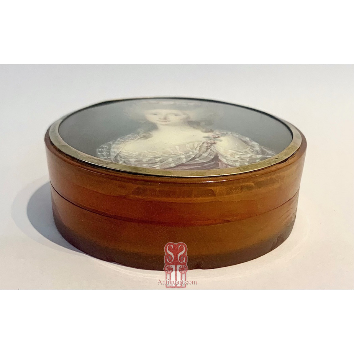 Caja tabaquera carey rubio con miniatura, retrato de señora. Francia, finales del Siglo XVIII.