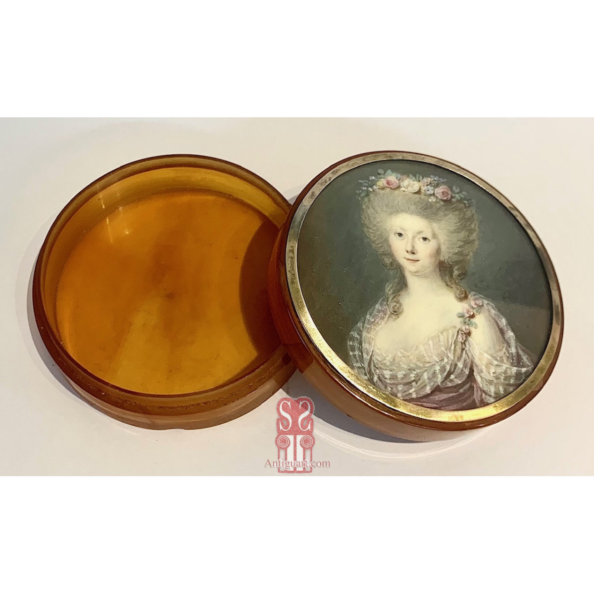 Caja tabaquera carey rubio con miniatura, retrato de señora. Francia, finales del Siglo XVIII.