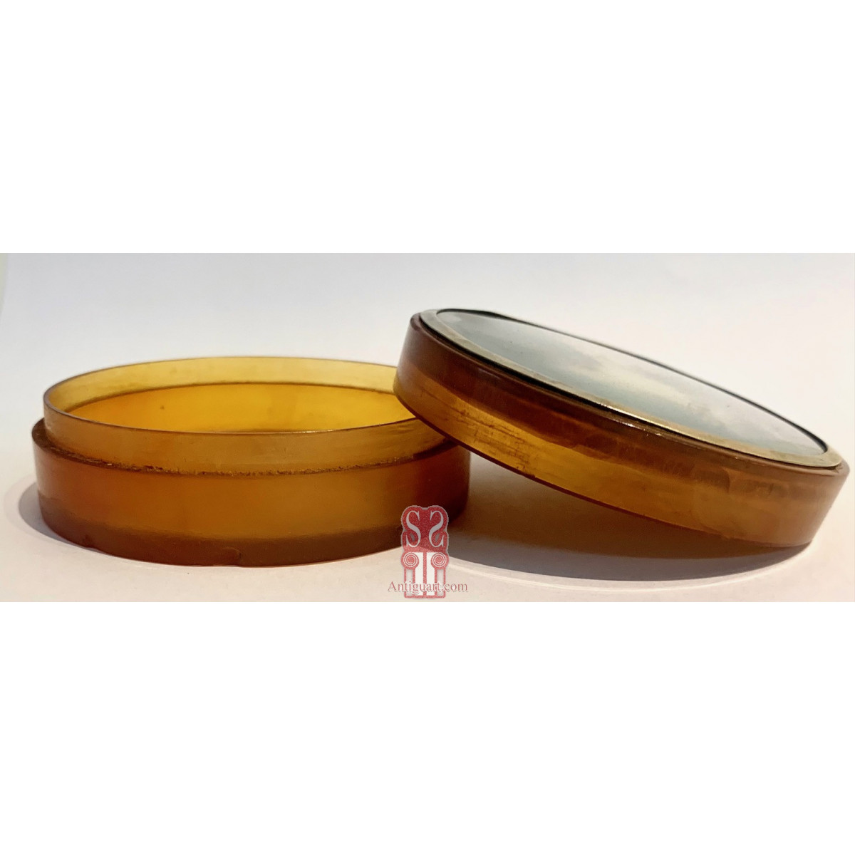 Caja tabaquera carey rubio con miniatura, retrato de señora. Francia, finales del Siglo XVIII.