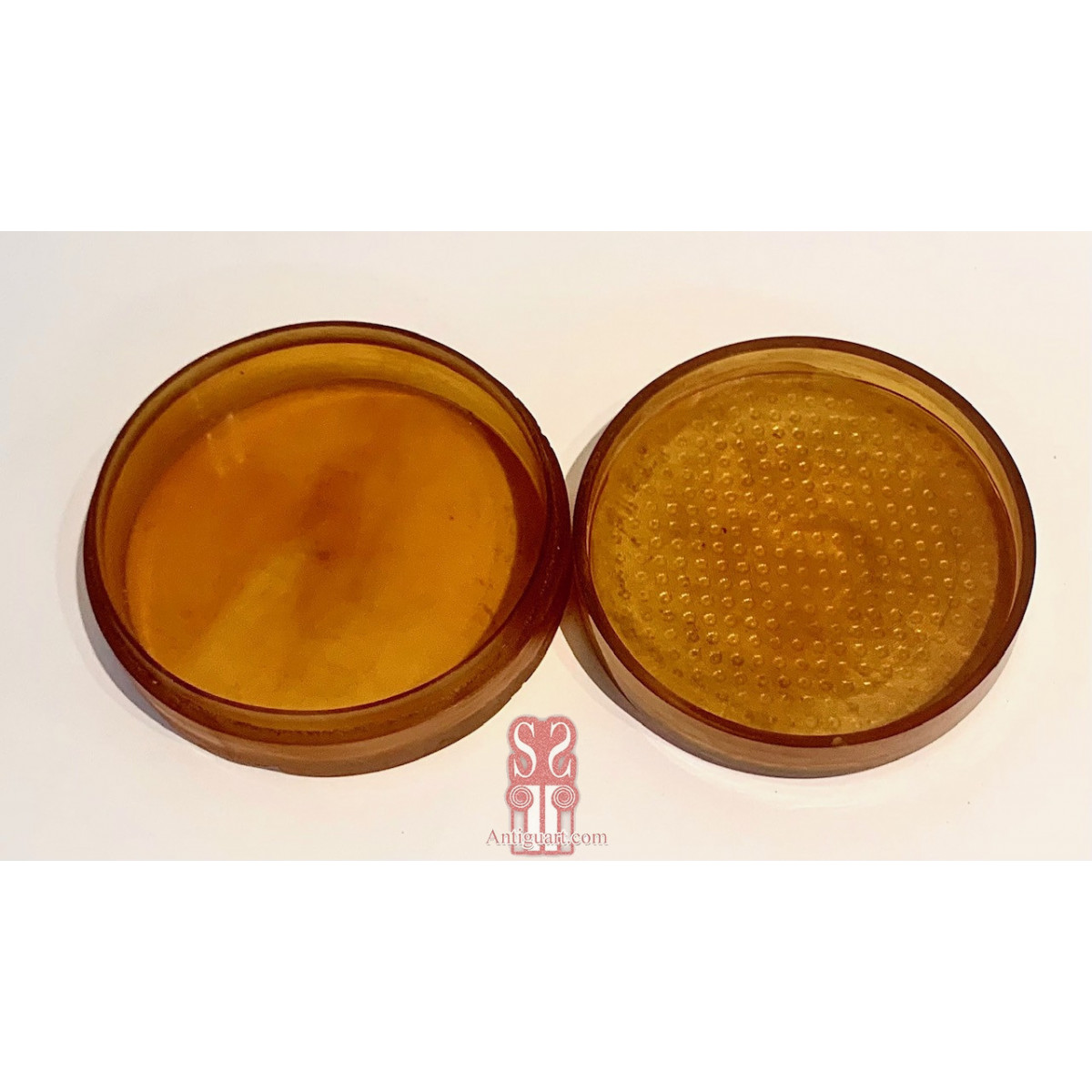 Caja tabaquera carey rubio con miniatura, retrato de señora. Francia, finales del Siglo XVIII.