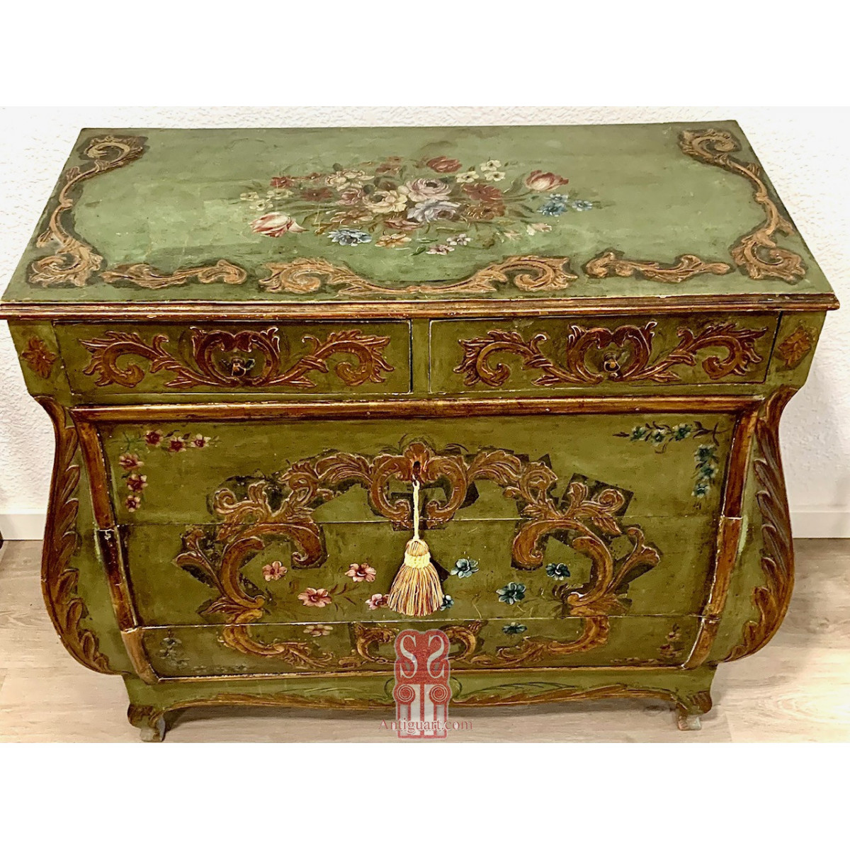 Pequeña cómoda bombé del Siglo XIX.