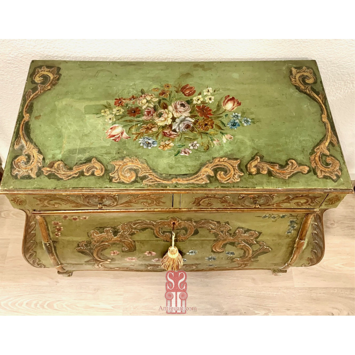 Pequeña cómoda bombé del Siglo XIX.