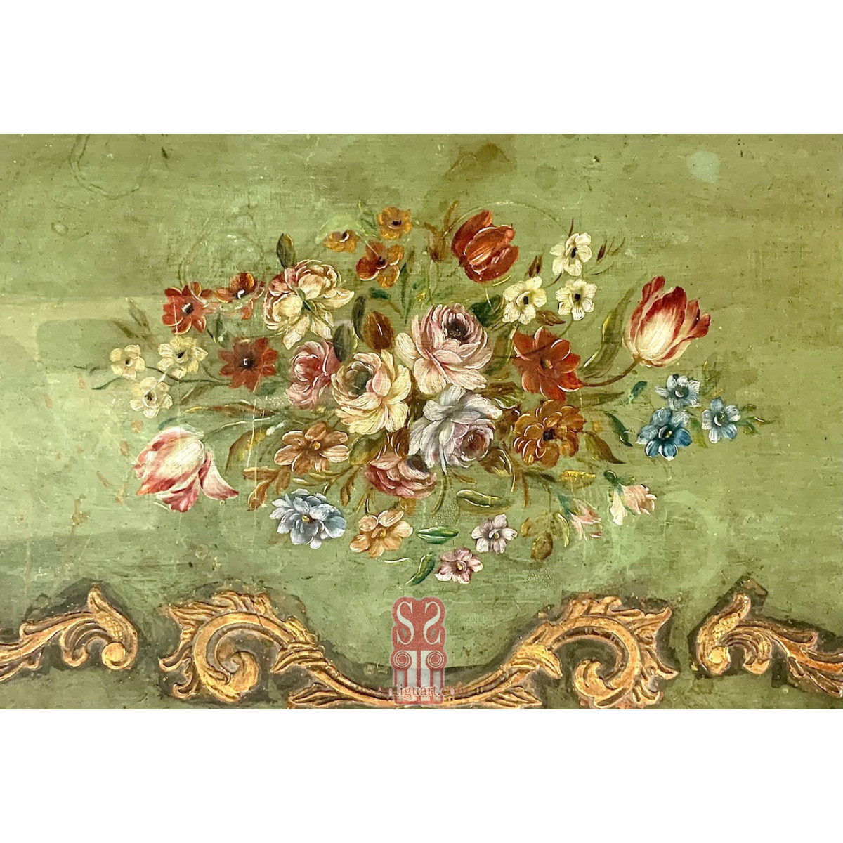 Pequeña cómoda bombé del Siglo XIX.