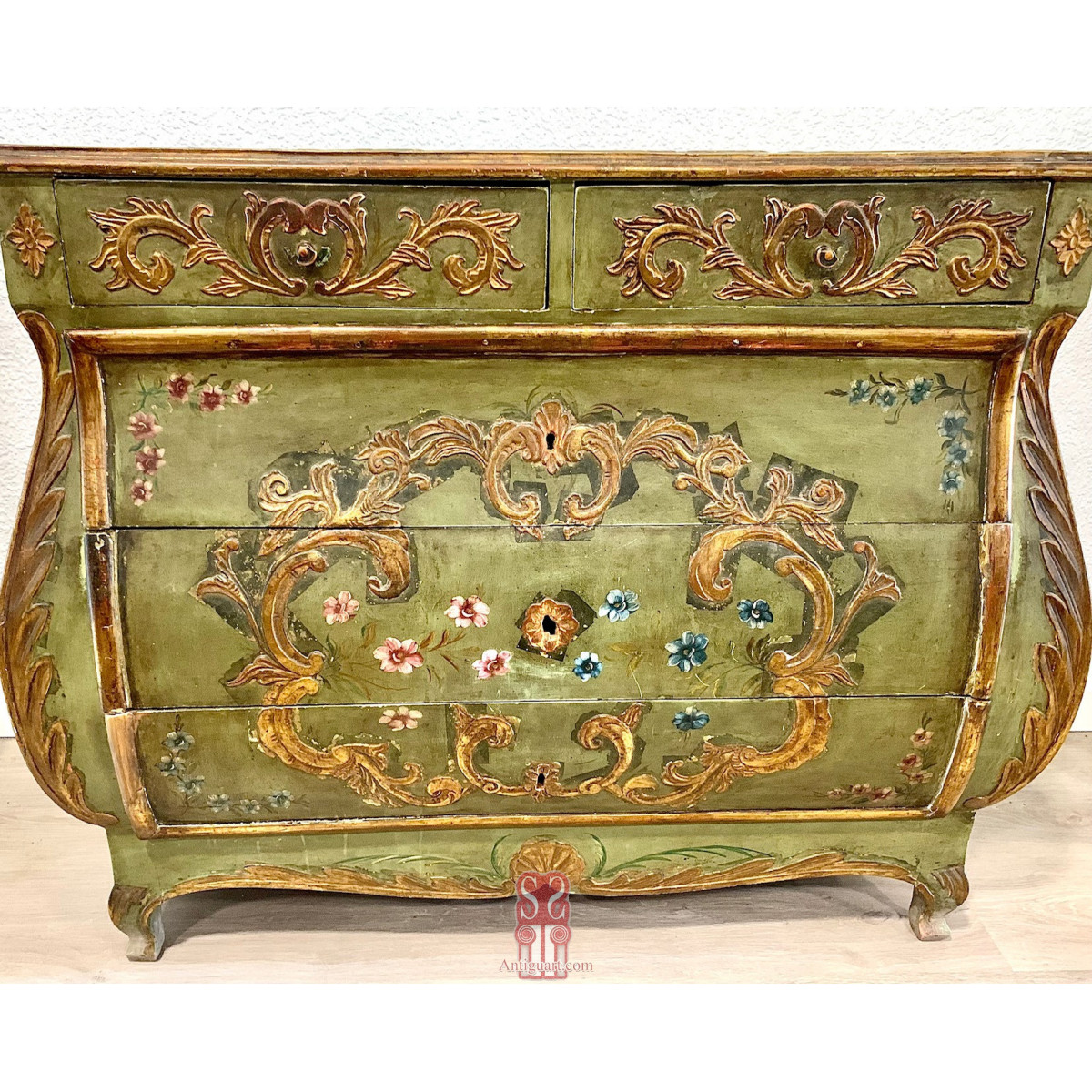 Pequeña cómoda bombé del Siglo XIX.