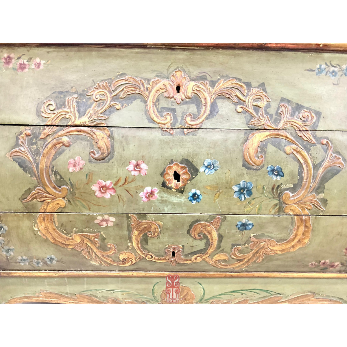 Pequeña cómoda bombé del Siglo XIX.