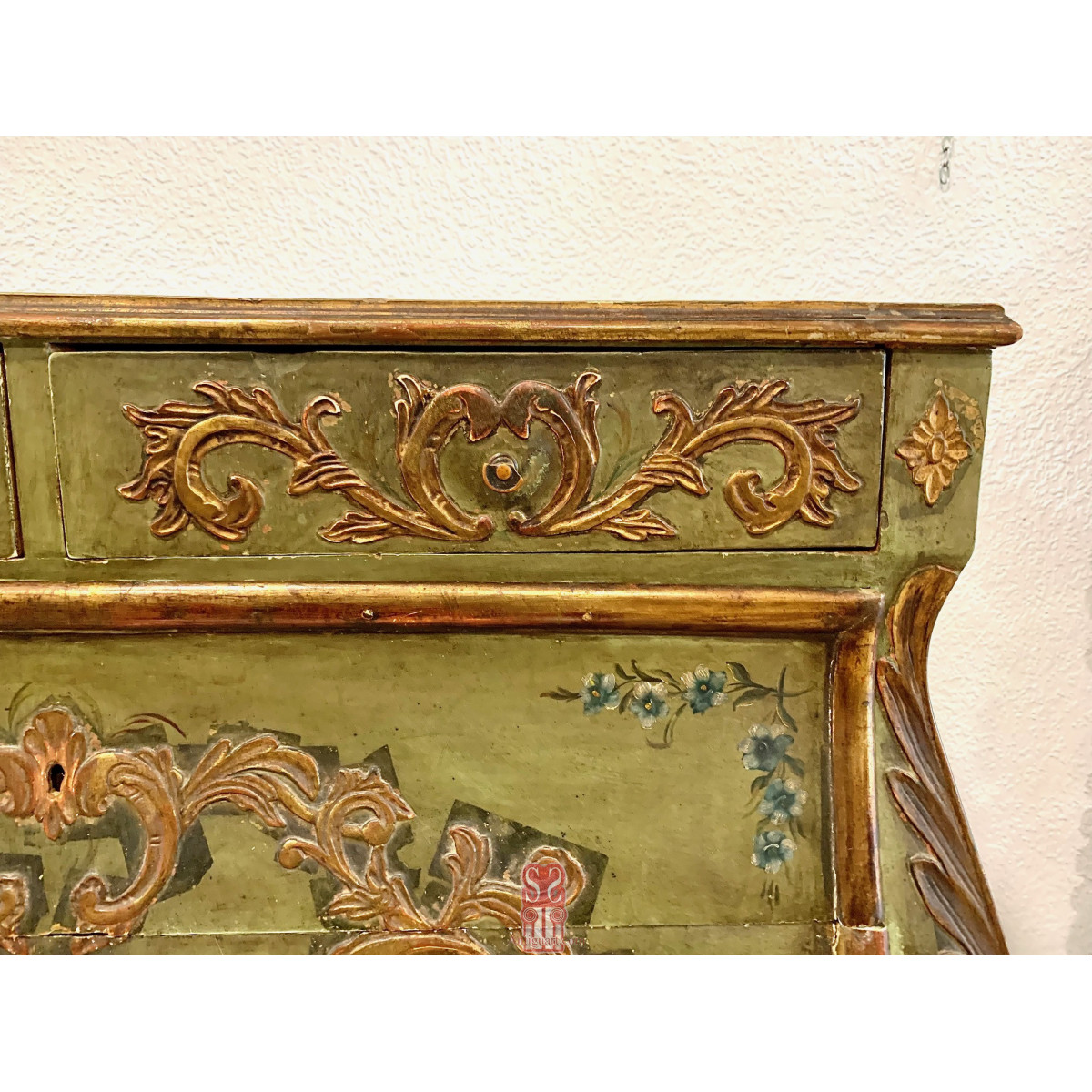 Pequeña cómoda bombé del Siglo XIX.