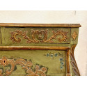 Pequeña cómoda bombé del Siglo XIX.