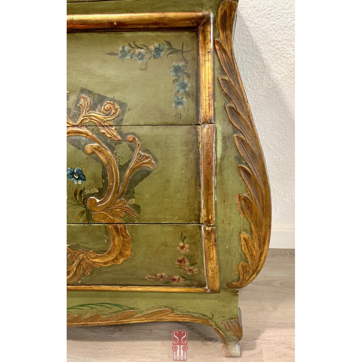 Pequeña cómoda bombé del Siglo XIX.