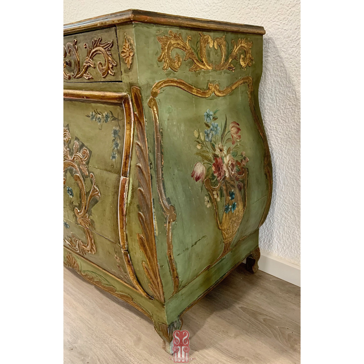 Pequeña cómoda bombé del Siglo XIX.