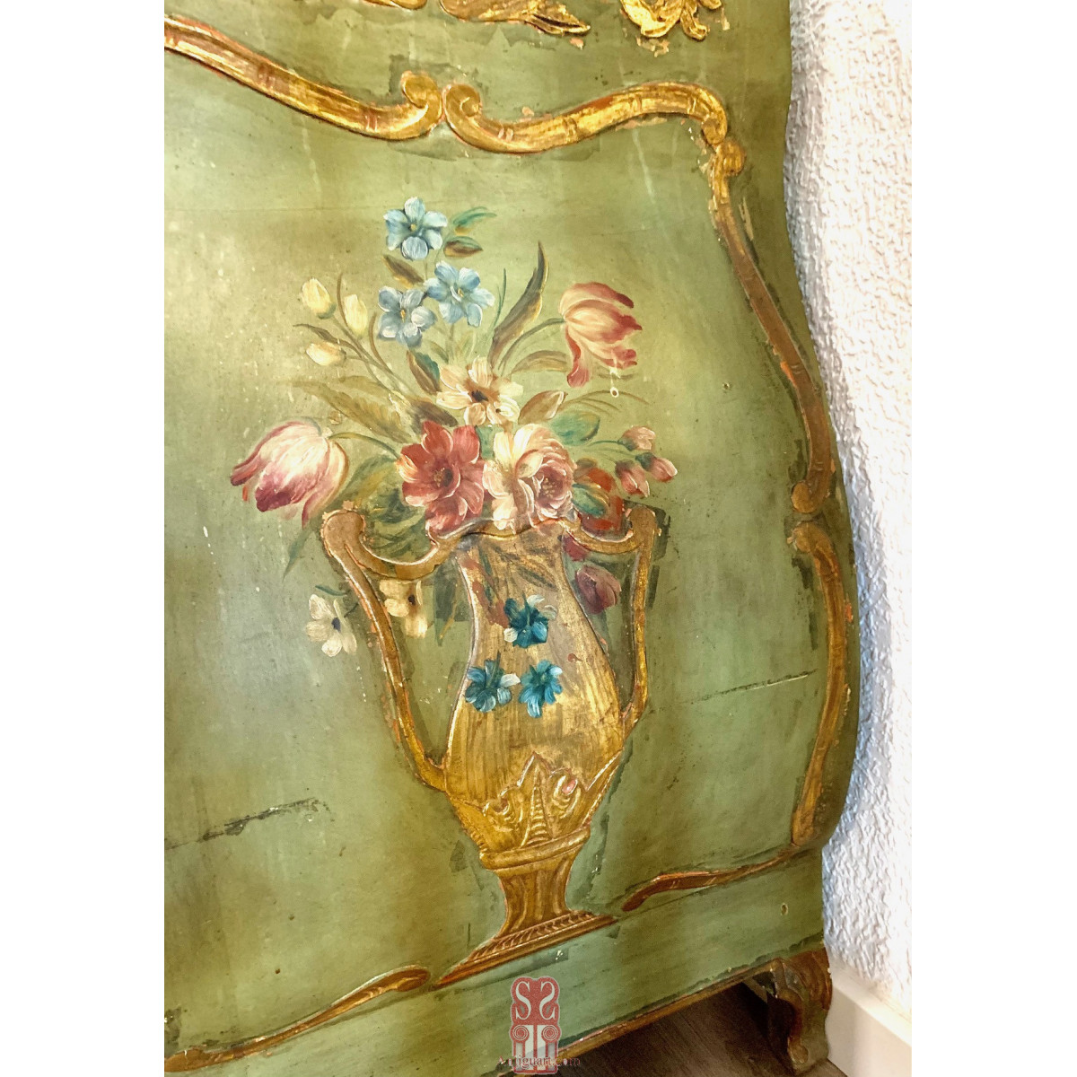 Pequeña cómoda bombé del Siglo XIX.