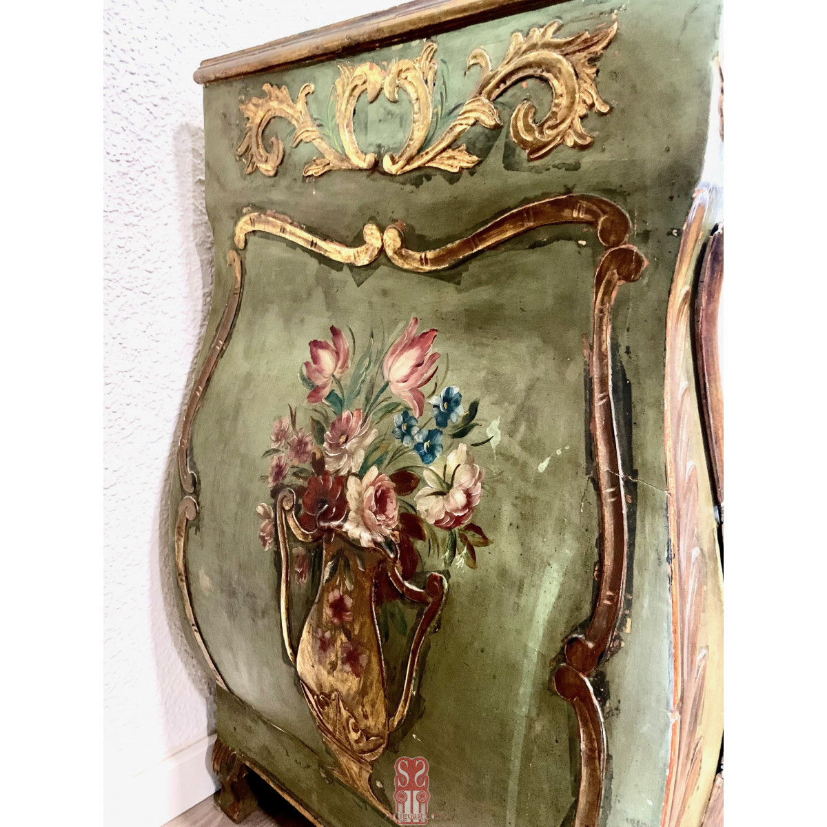 Pequeña cómoda bombé del Siglo XIX.