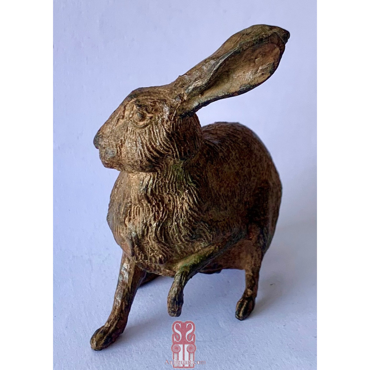 Liebre, escultura en bronce de Pierre Chenet, principios del Siglo XX.