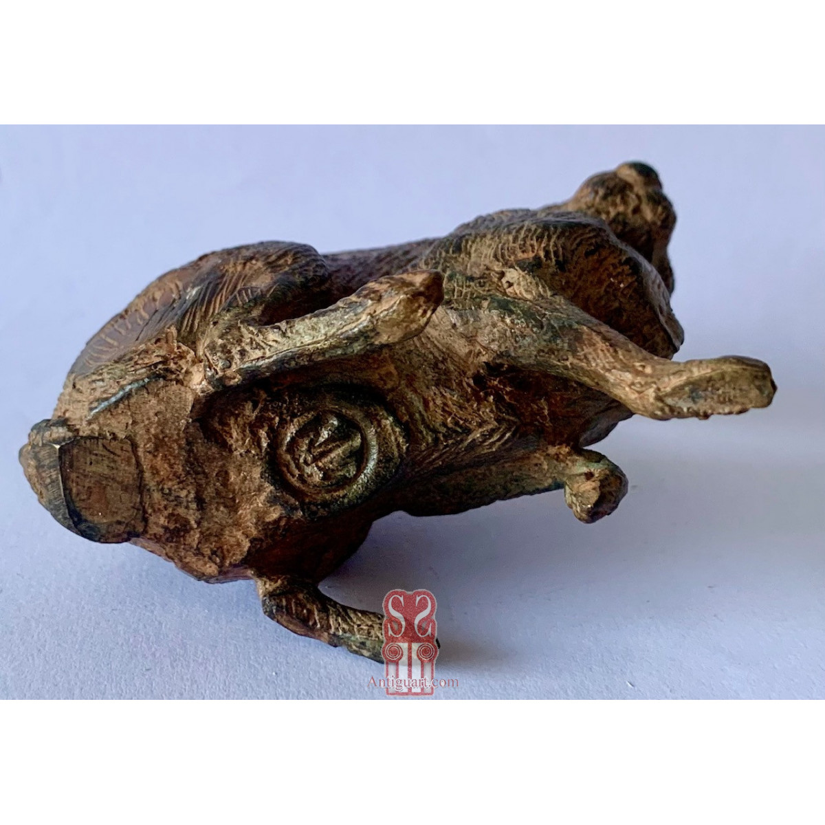 Liebre, escultura en bronce de Pierre Chenet, principios del Siglo XX.