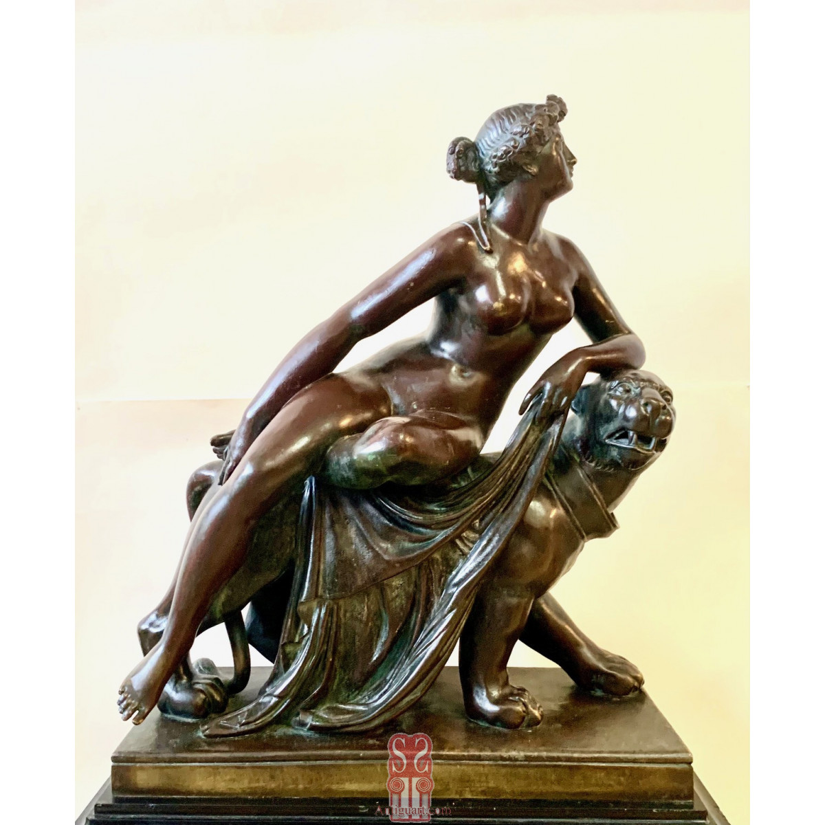 Reloj de sobremesa, escultura de bronce “Ariadna sobre la pantera”, firmada Jules Graux Marly. Segunda mitad del Siglo XIX.