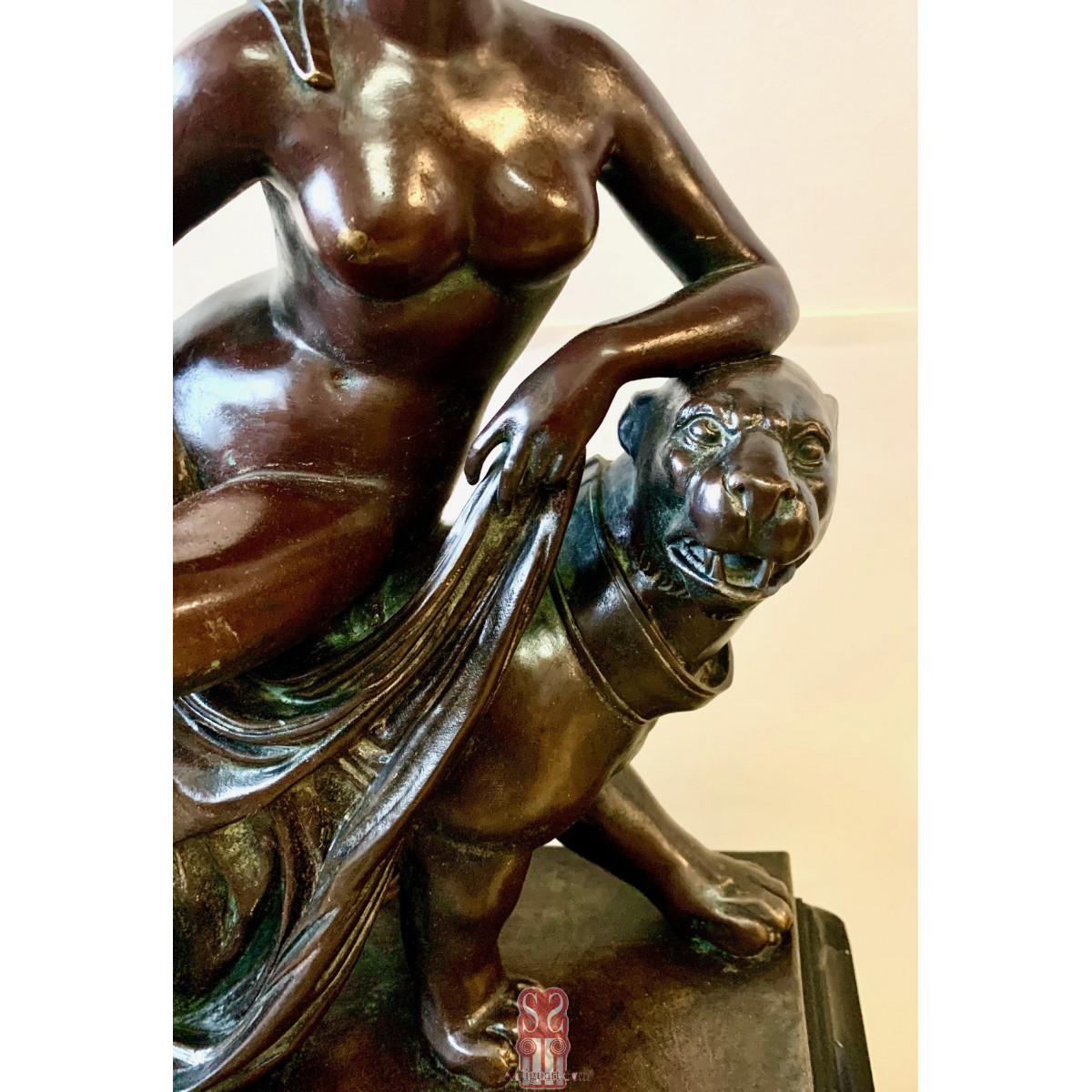 Reloj de sobremesa, escultura de bronce “Ariadna sobre la pantera”, firmada Jules Graux Marly. Segunda mitad del Siglo XIX.