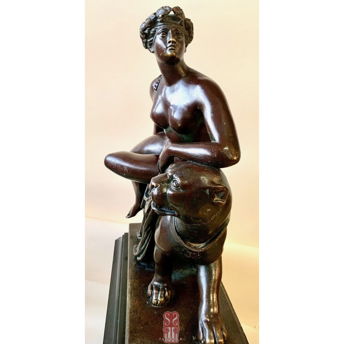 Reloj de sobremesa, escultura de bronce “Ariadna sobre la pantera”, firmada Jules Graux Marly. Segunda mitad del Siglo XIX.