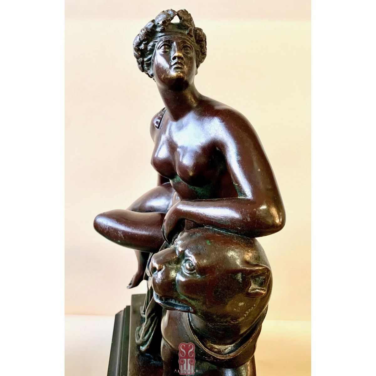 Reloj de sobremesa, escultura de bronce “Ariadna sobre la pantera”, firmada Jules Graux Marly. Segunda mitad del Siglo XIX.