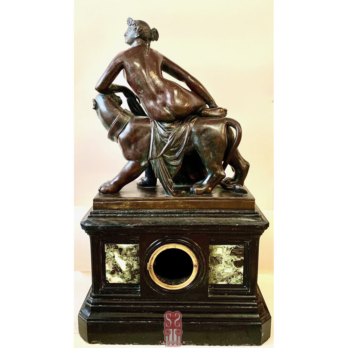 Reloj de sobremesa, escultura de bronce “Ariadna sobre la pantera”, firmada Jules Graux Marly. Segunda mitad del Siglo XIX.