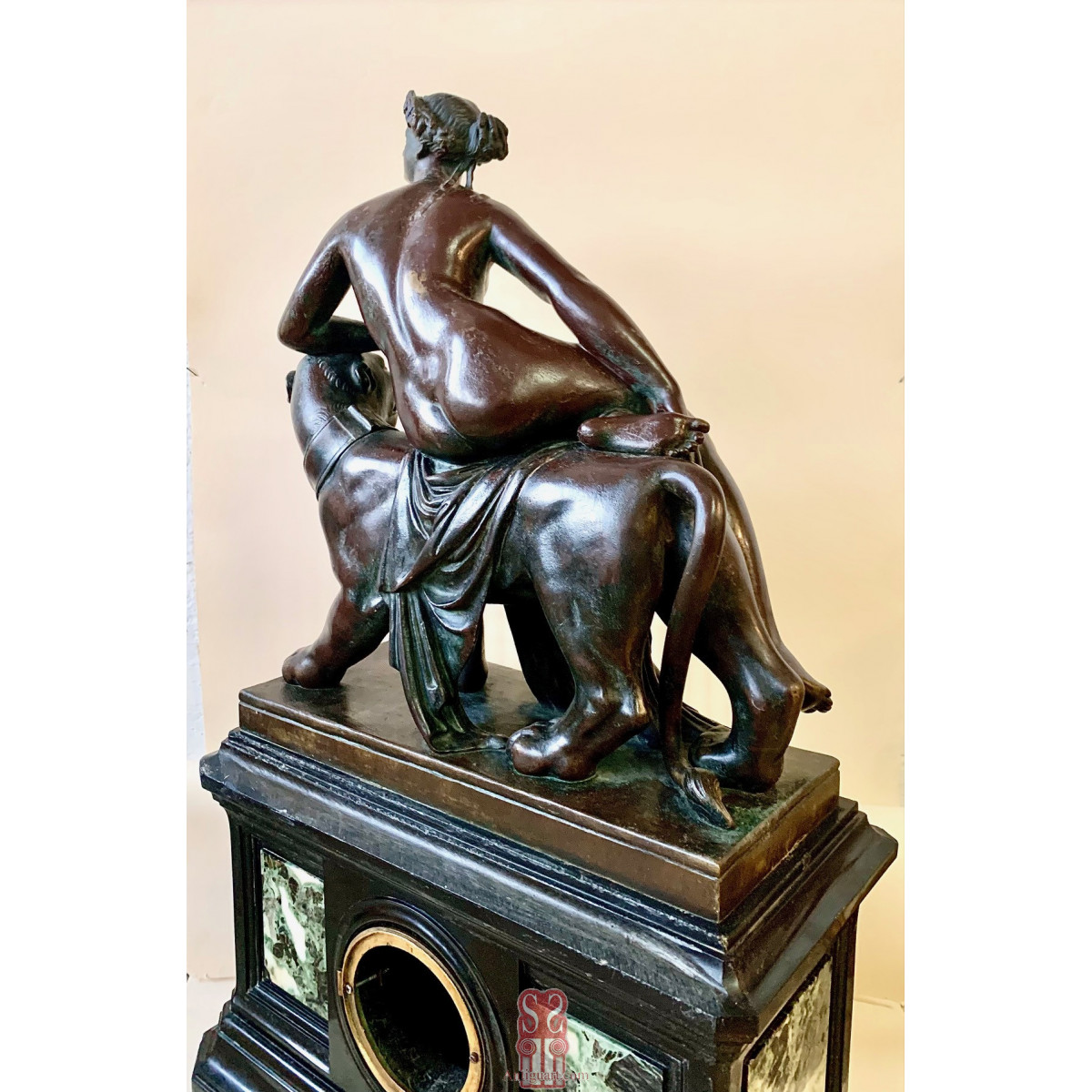 Reloj de sobremesa, escultura de bronce “Ariadna sobre la pantera”, firmada Jules Graux Marly. Segunda mitad del Siglo XIX.