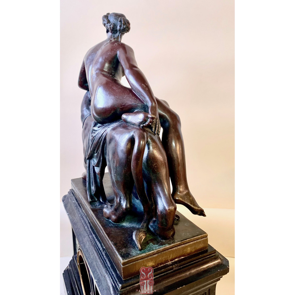 Reloj de sobremesa, escultura de bronce “Ariadna sobre la pantera”, firmada Jules Graux Marly. Segunda mitad del Siglo XIX.