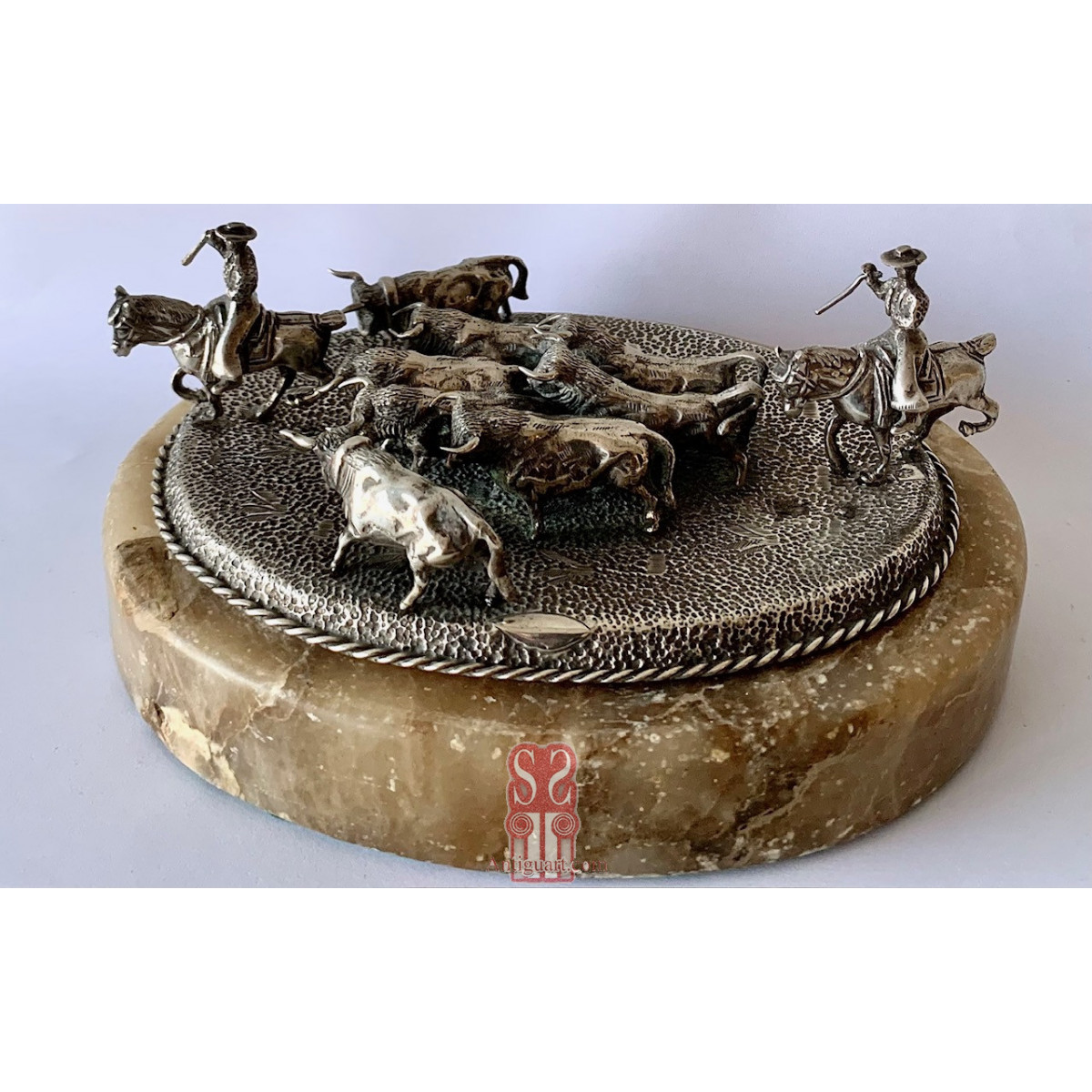 Escena de pastoreo taurino, conjunto de plata y base de alabastro. Primera mitad del Siglo XX.