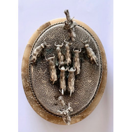 Escena de pastoreo taurino, conjunto de plata y base de alabastro. Primera mitad del Siglo XX. 2