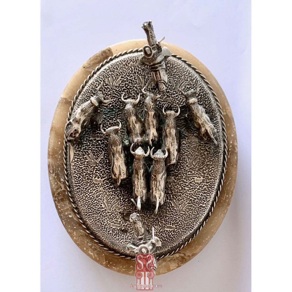 Escena de pastoreo taurino, conjunto de plata y base de alabastro. Primera mitad del Siglo XX.