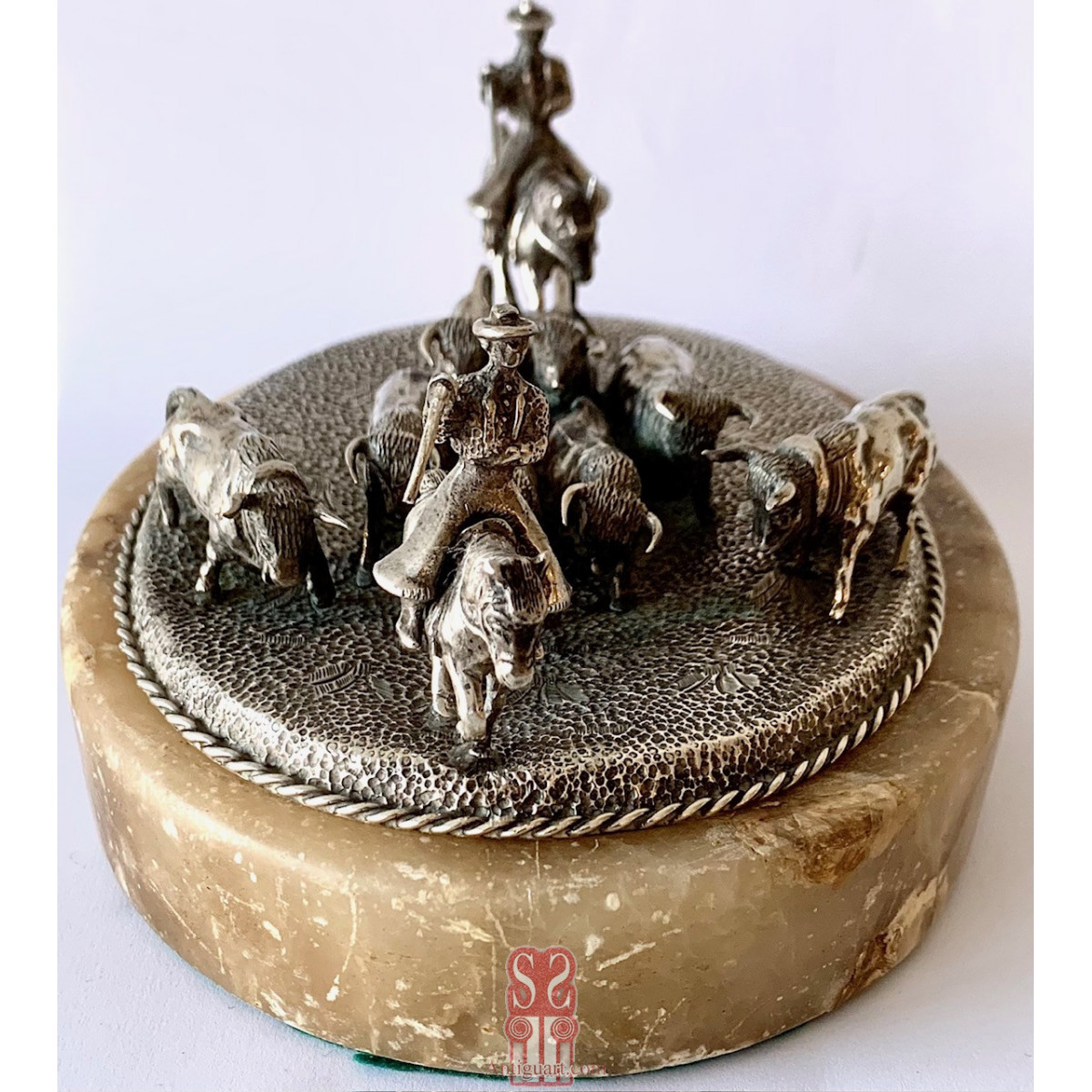 Escena de pastoreo taurino, conjunto de plata y base de alabastro. Primera mitad del Siglo XX.