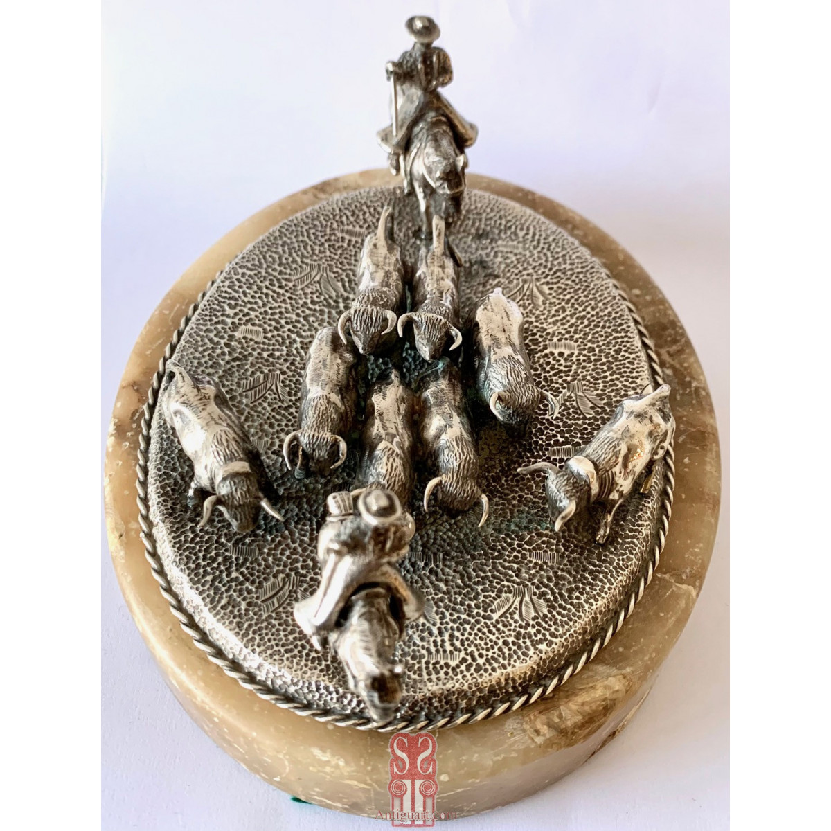 Escena de pastoreo taurino, conjunto de plata y base de alabastro. Primera mitad del Siglo XX.