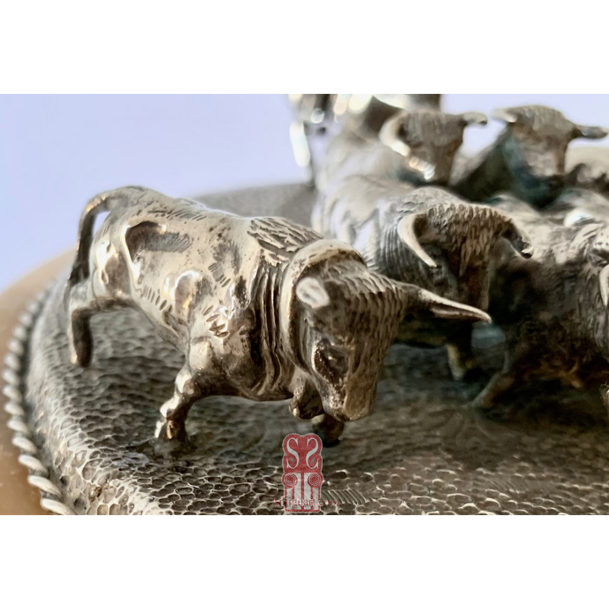 Escena de pastoreo taurino, conjunto de plata y base de alabastro. Primera mitad del Siglo XX.