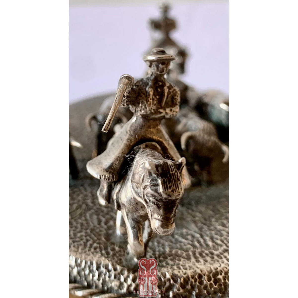 Escena de pastoreo taurino, conjunto de plata y base de alabastro. Primera mitad del Siglo XX.