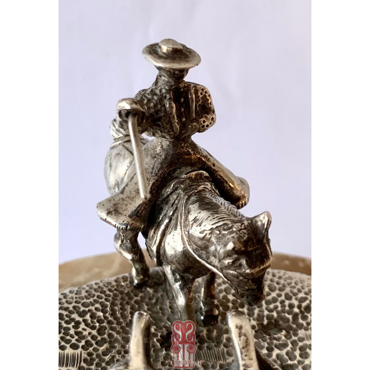 Escena de pastoreo taurino, conjunto de plata y base de alabastro. Primera mitad del Siglo XX.