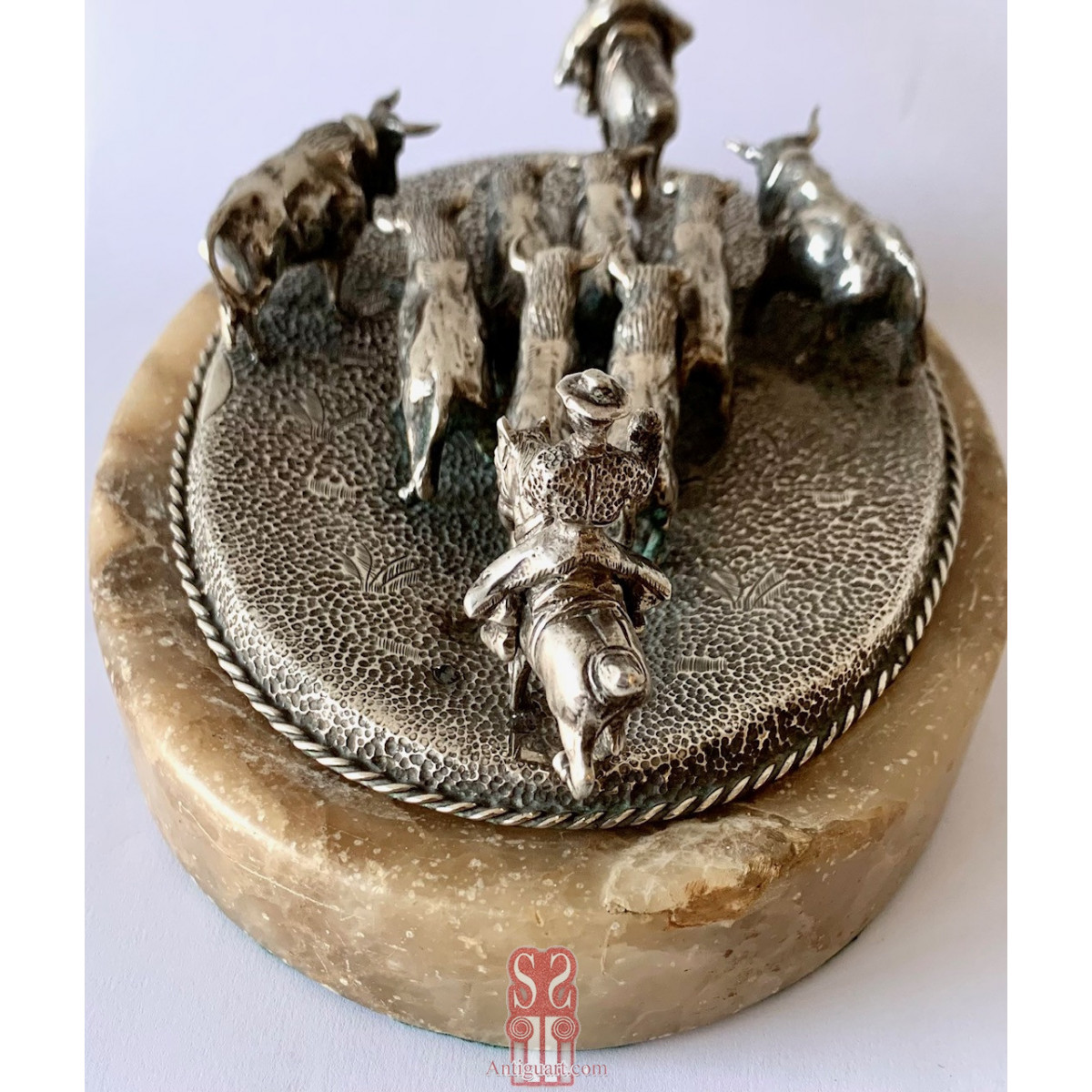 Escena de pastoreo taurino, conjunto de plata y base de alabastro. Primera mitad del Siglo XX.