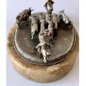 Escena de pastoreo taurino, conjunto de plata y base de alabastro. Primera mitad del Siglo XX.