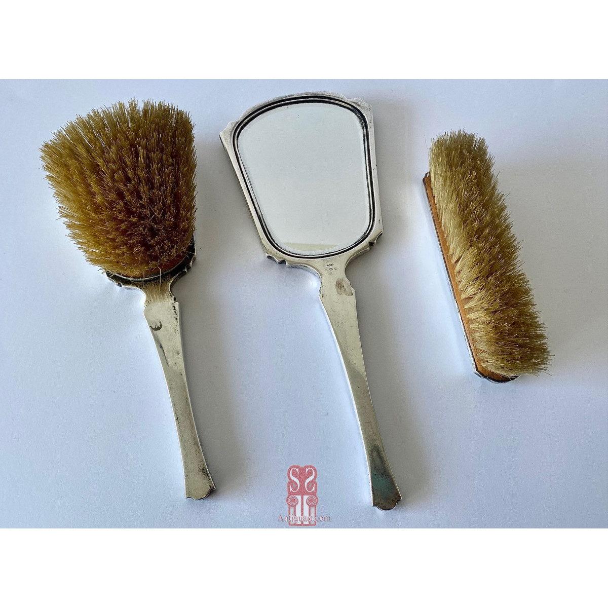 Juego de tocador en plata y esmalte. Inglaterra, principios siglo XX.