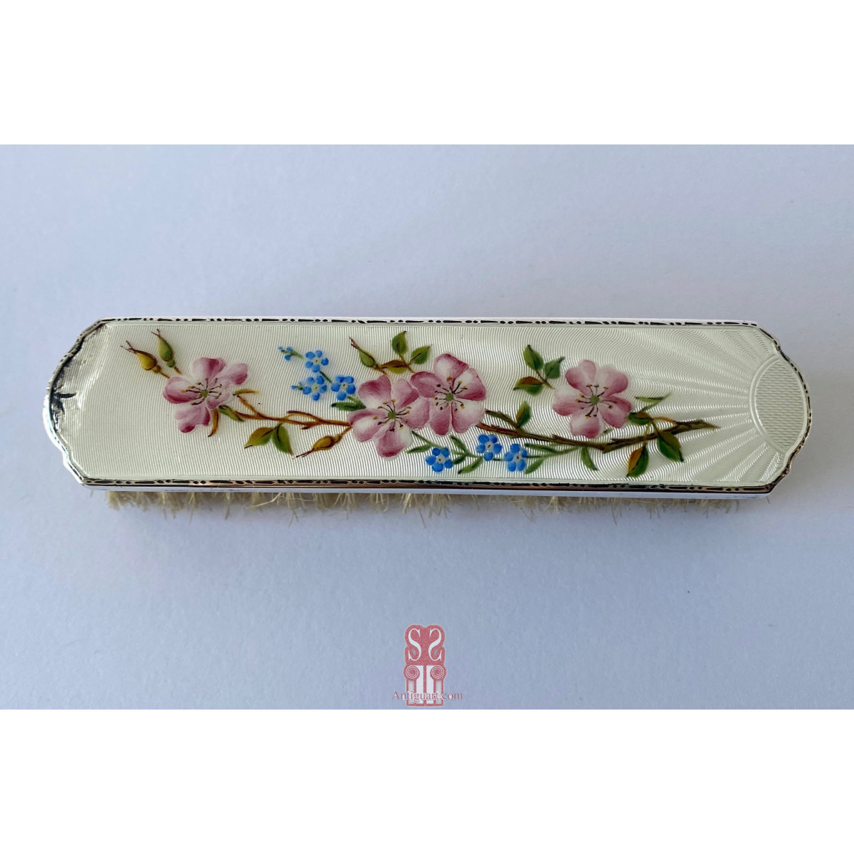 Juego de tocador en plata y esmalte. Inglaterra, principios siglo XX.