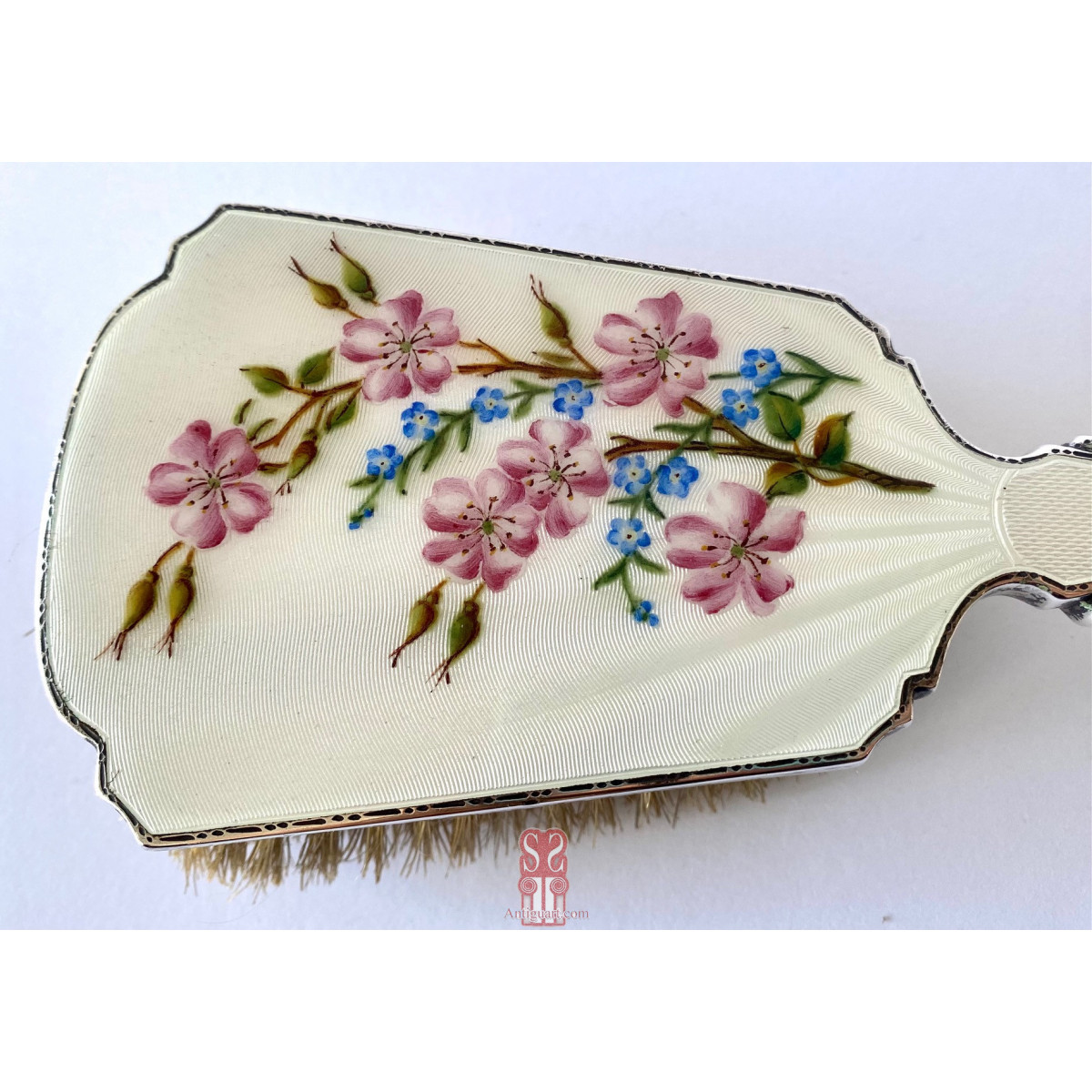 Juego de tocador en plata y esmalte. Inglaterra, principios siglo XX.