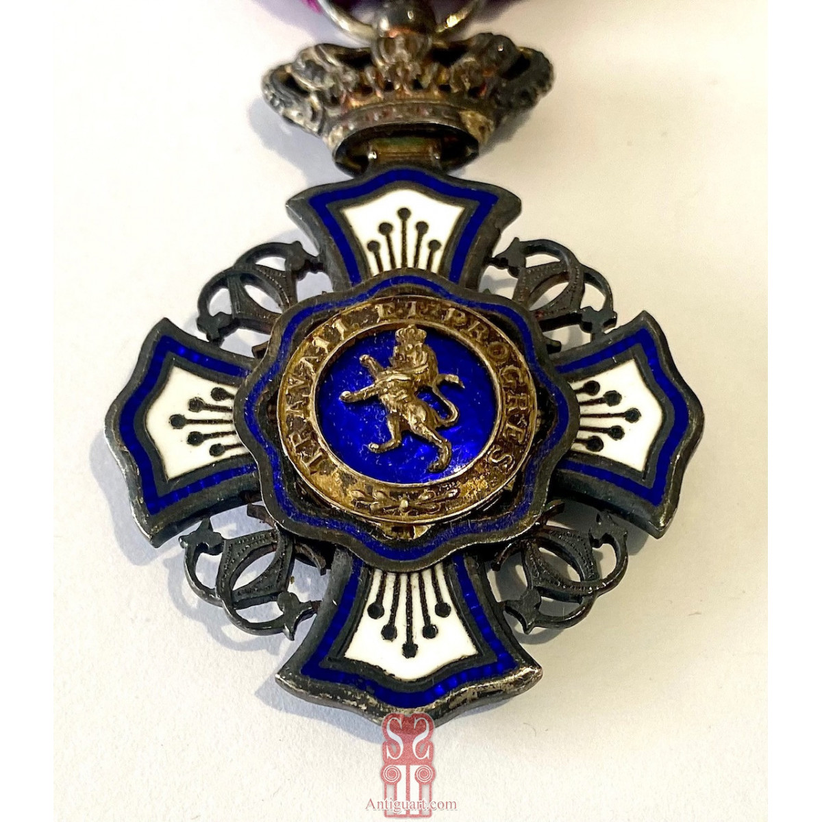 Real Medalla de la Orden Real de León.