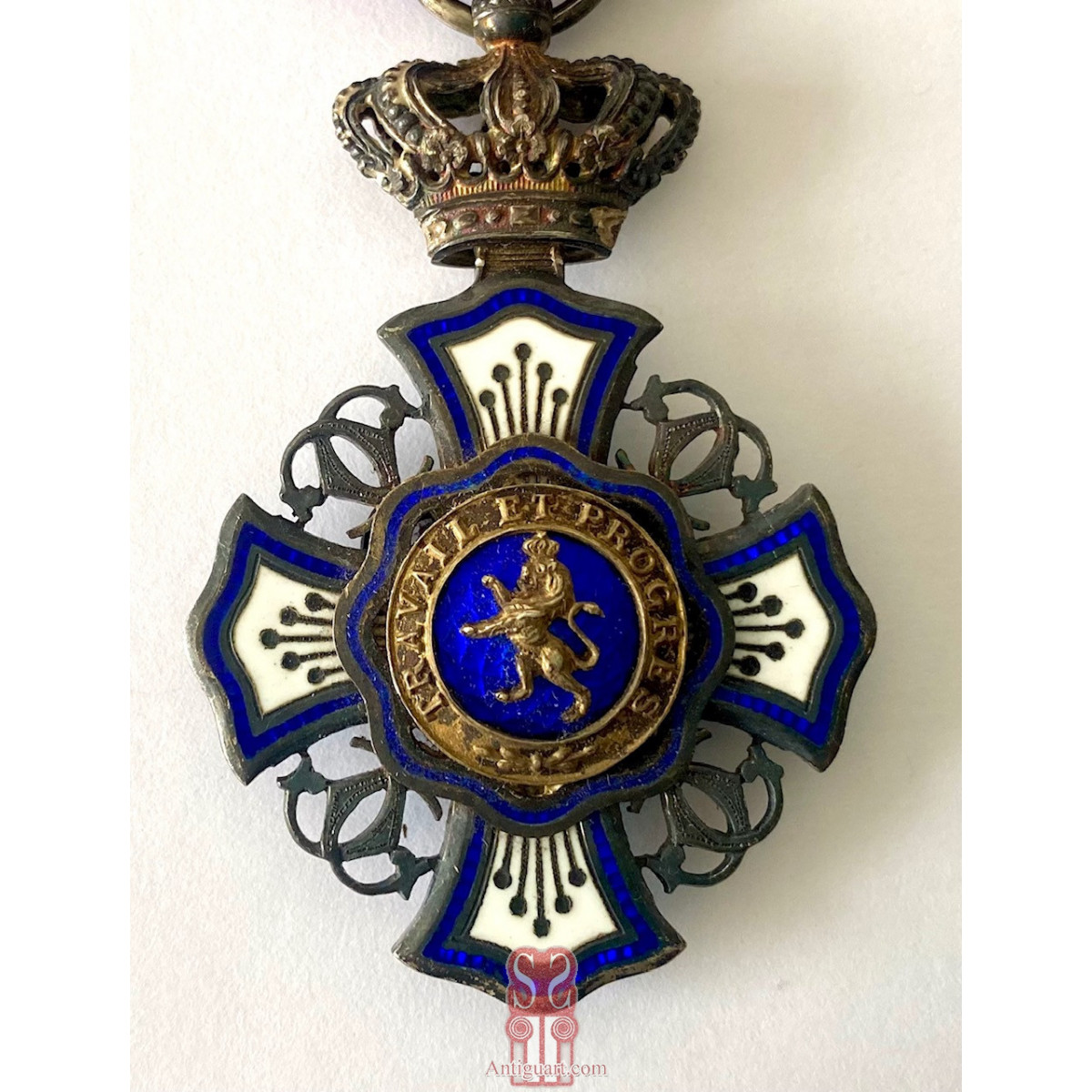 Real Medalla de la Orden Real de León.