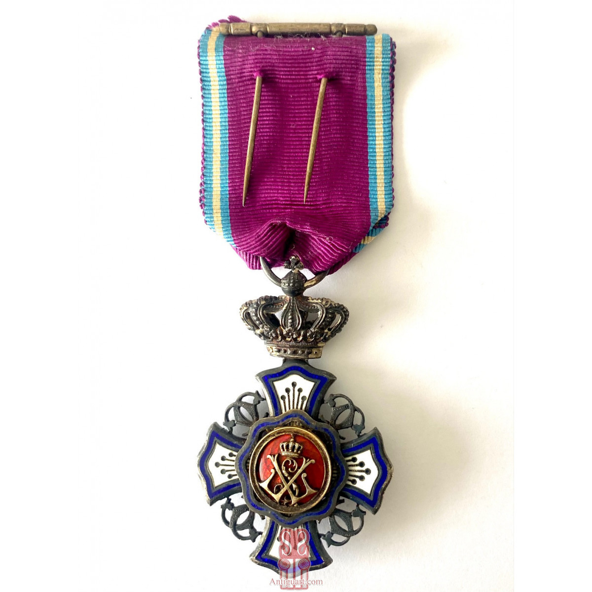 Real Medalla de la Orden Real de León.