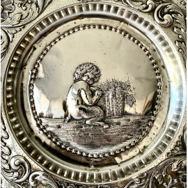 Vassoio d’argento sterling cesellato, XIX secolo. 2