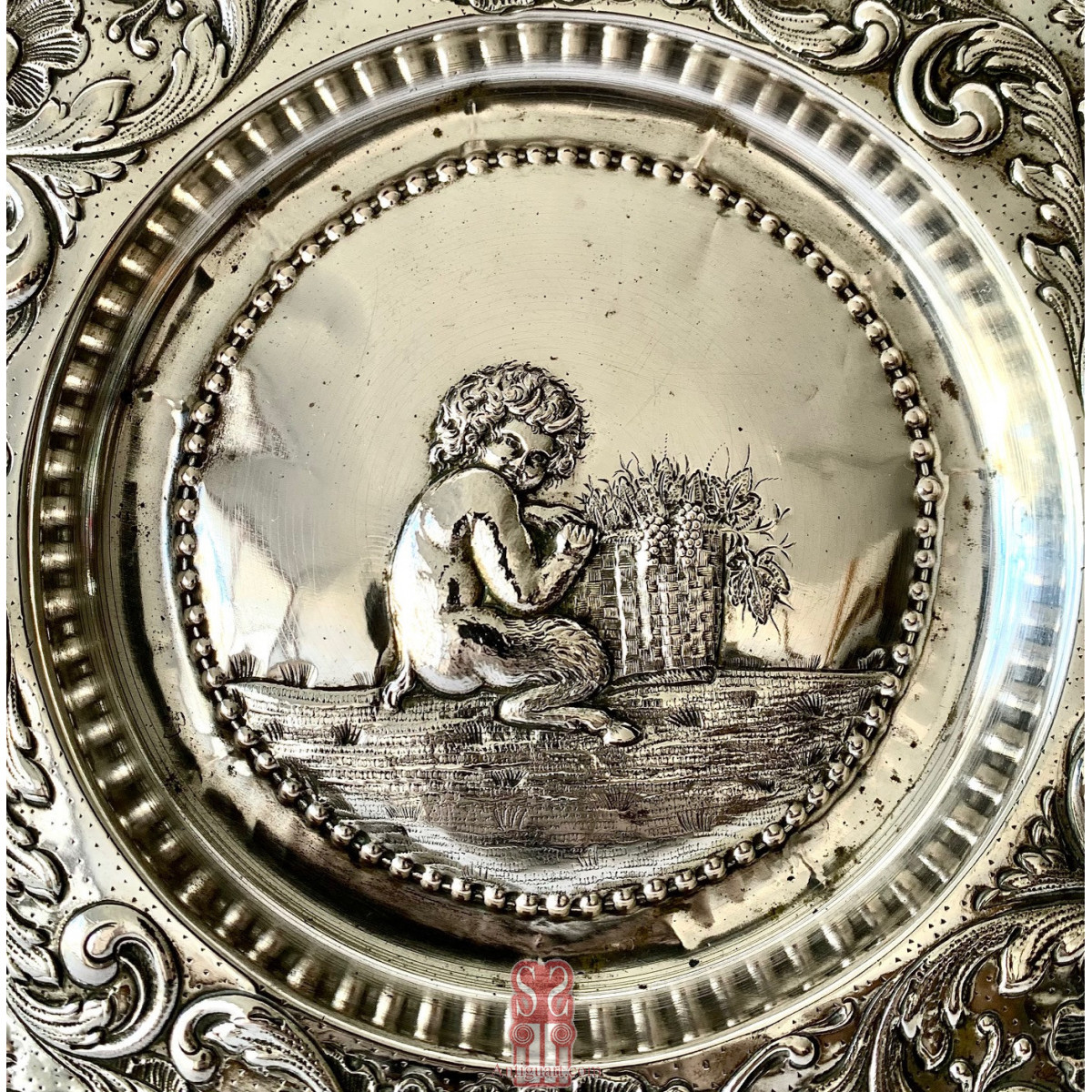 Bandeja de plata de ley cincelada