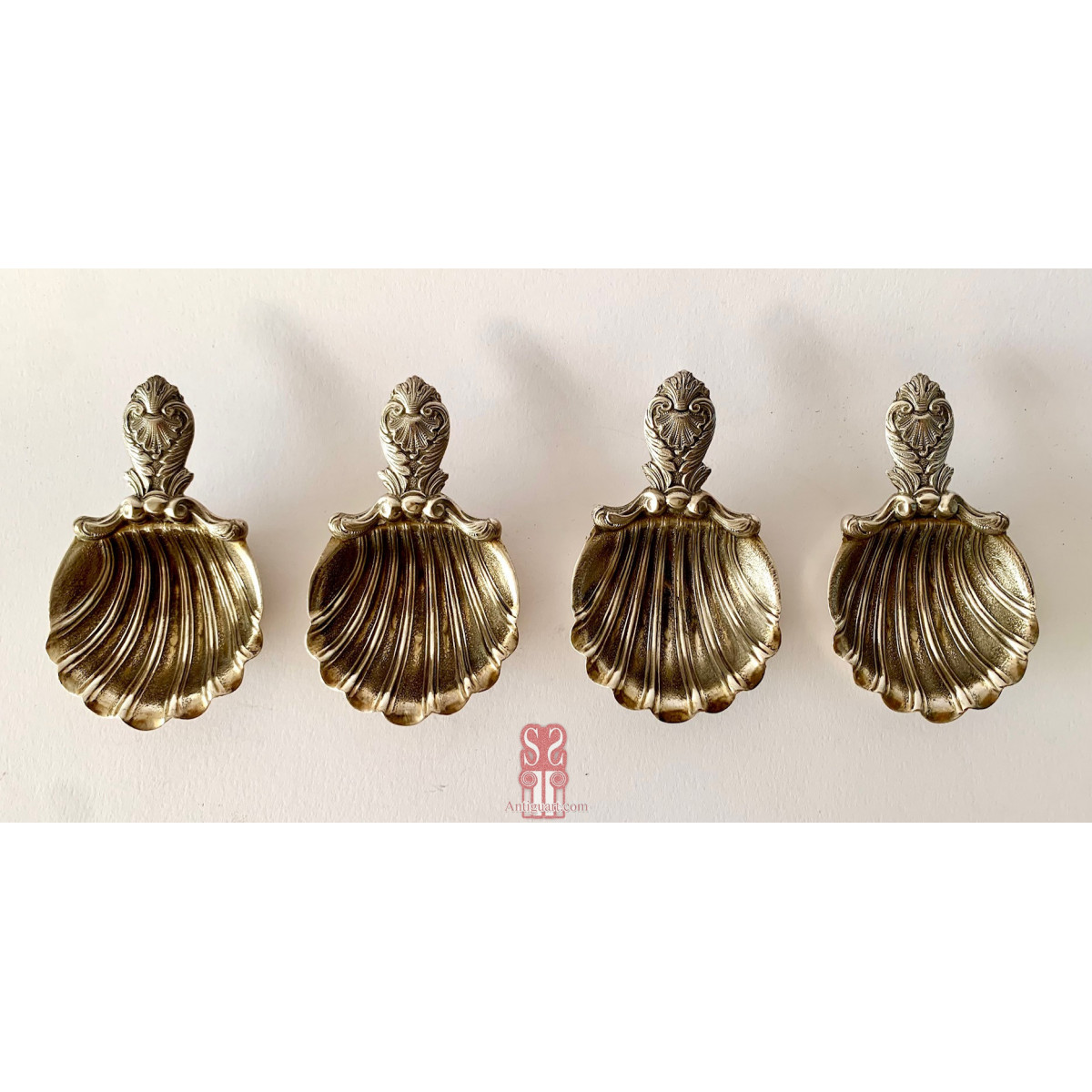 Cuatro cucharas de plata de ley,  para servir marisco. Canadá siglo XVIII