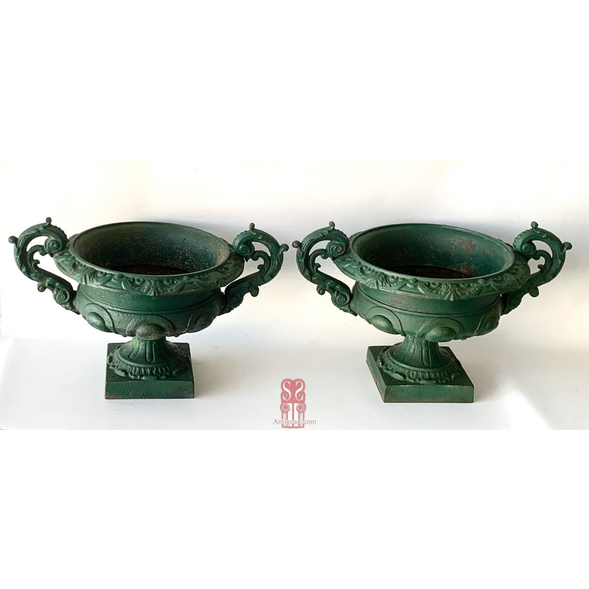 Pareja de copas de hierro de fundición