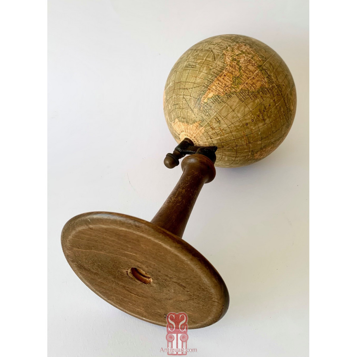 Globo terraqueo Faustino Paluzíe, Barcelona, principios del siglo XX .