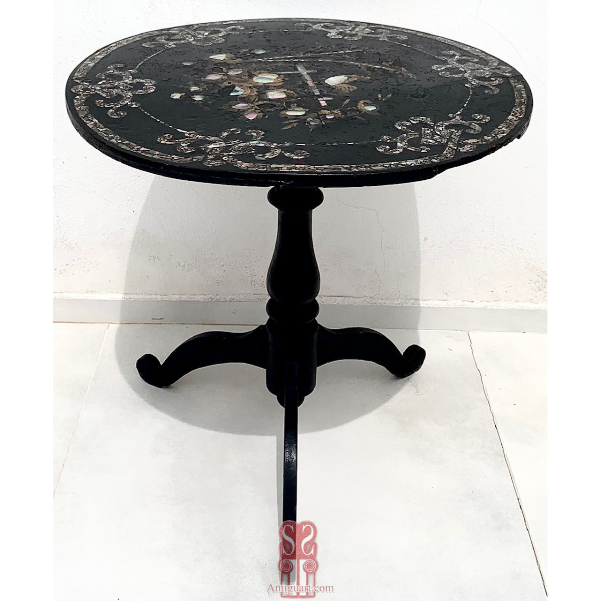 Mesa velador isabelina del siglo XIX, marquetería de nácar.